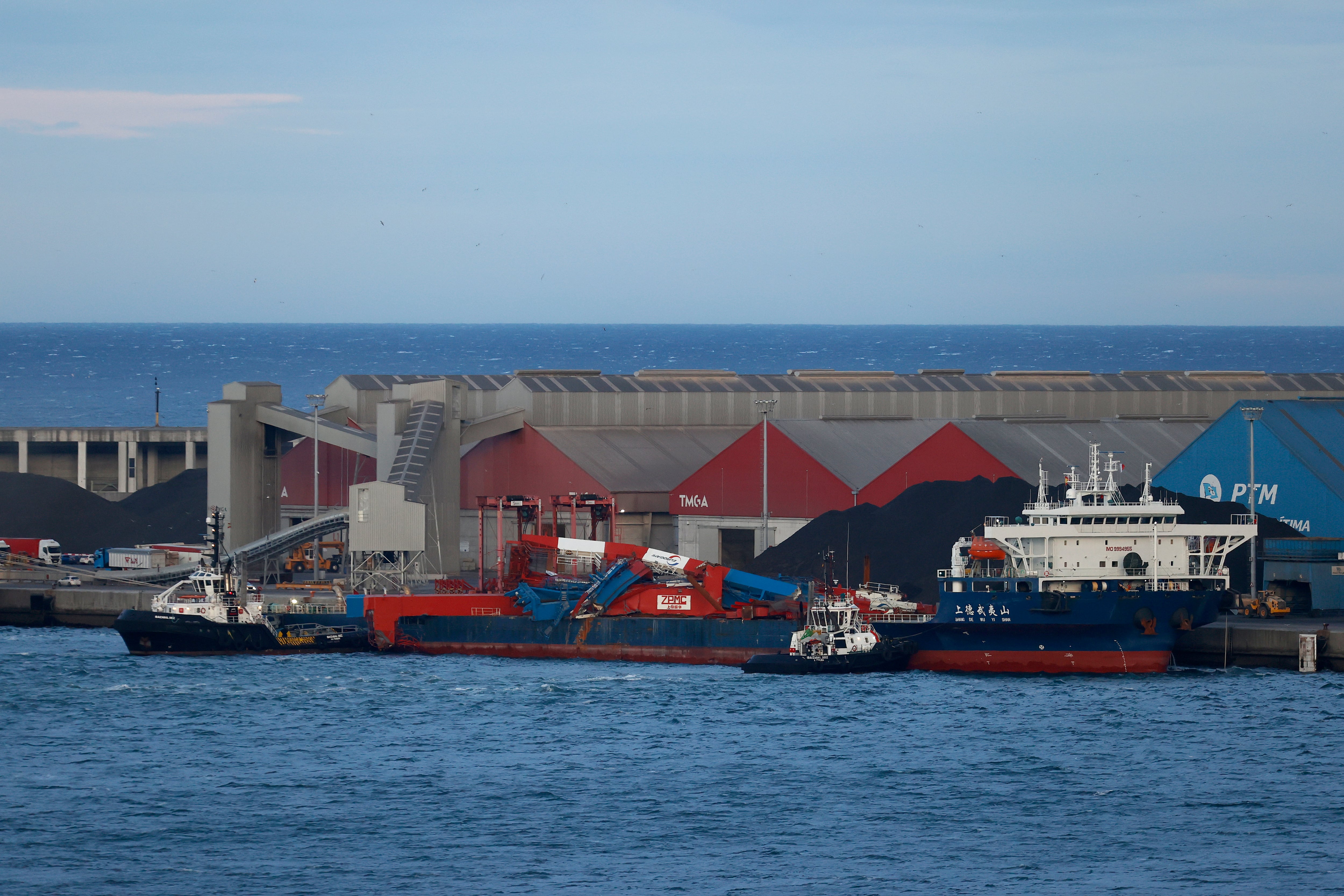 A CORUÑA, 17/12/24.- Vista del buque chino &quot;Shang De Wu Yi Shan&quot; atracado en el puerto exterior de A Coruña este martes, donde ha llegado después de permanecer inmovilizado desde el 6 de diciembre en la ría de Ares tras perder dos grandes grúas portuarias de contenedores a causa del temporal y sufrir daños en el casco. EFE/Cabalar
