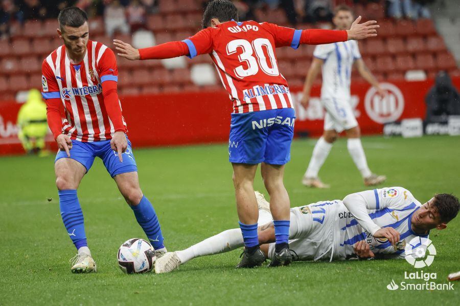 Campuzano y Queipo disputan un balón con un jugador del Leganés.