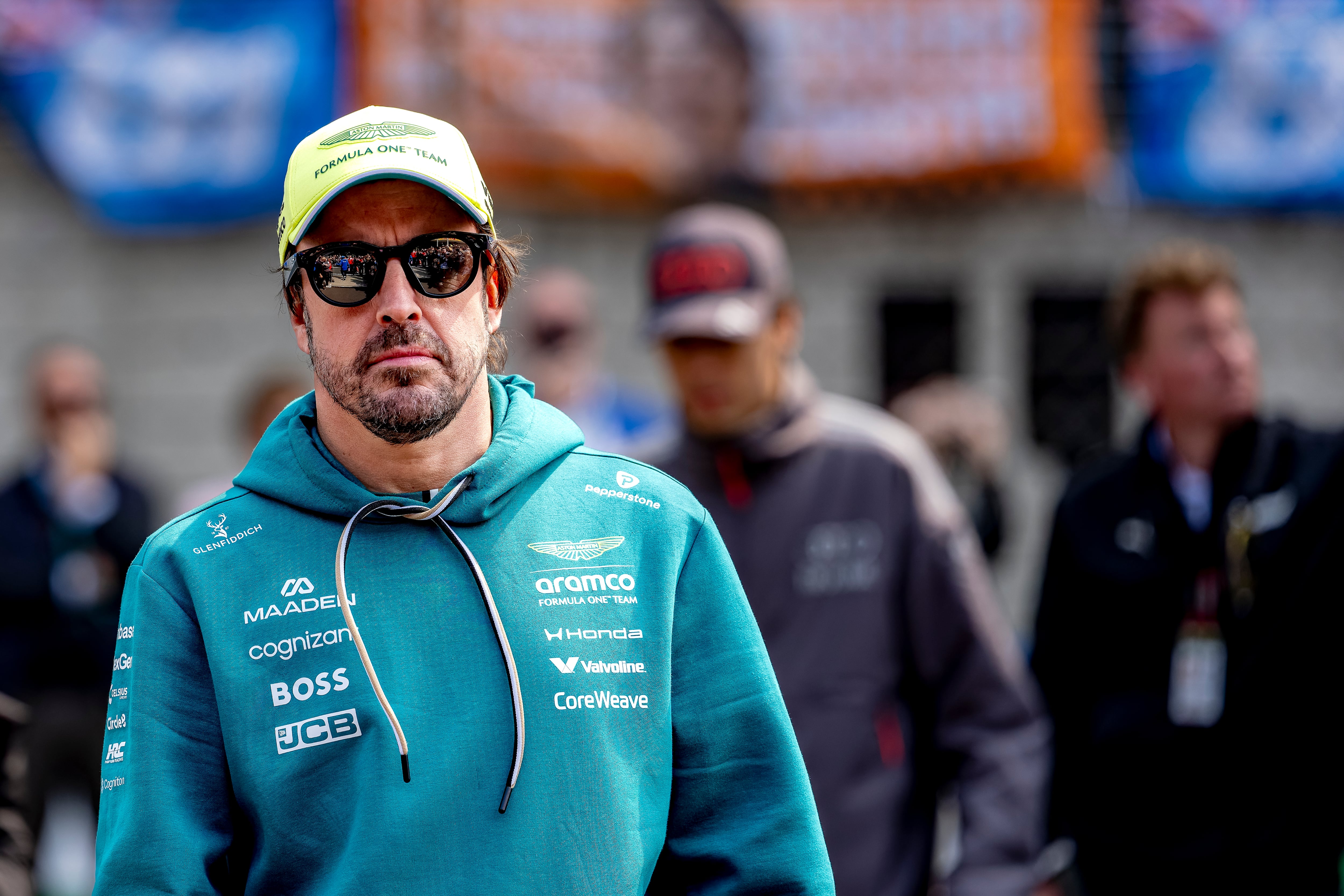 Fernando Alonso, en el 'pit lane' del GP de China