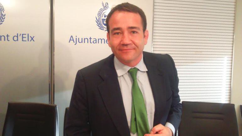 El director general del IVF Manuel Illueca en el Ayuntamiento de Elche