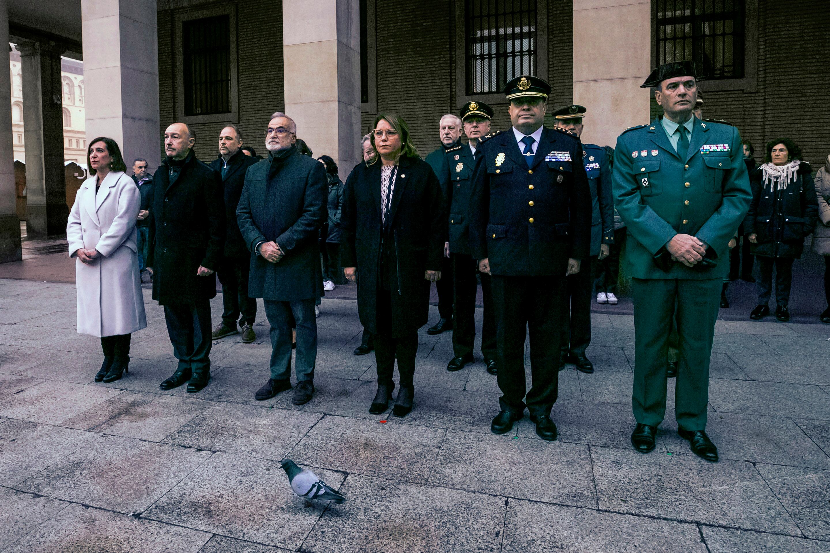 ZARAGOZA, 21/12/2022.- Minuto de silencio este miércoles en las puertas de la subdelegación del gobierno de Zaragoza en contra de la violencia de genero por el asesinato machista de Mari Carmen Rincón a manos de su pareja octogenaria en la capital aragonesa. Con Mari Carmen, en lo que va de año, son ya 44 mujeres asesinadas victimas de la violencia machista en España. EFE/ Javier Cebollada