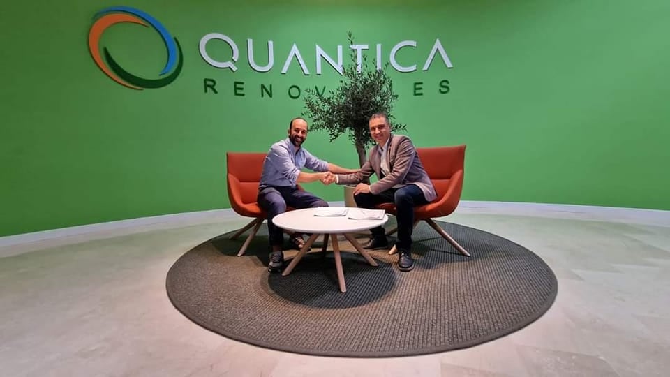 El CEO de Quantica Renovables, Alfonso Garcés López-Alonso, y el alcalde de Bollullos, Fernando Soriano