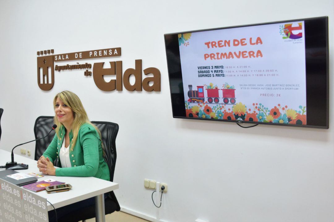 La concejala de Turismo de Elda presenta el tren de la Primavera