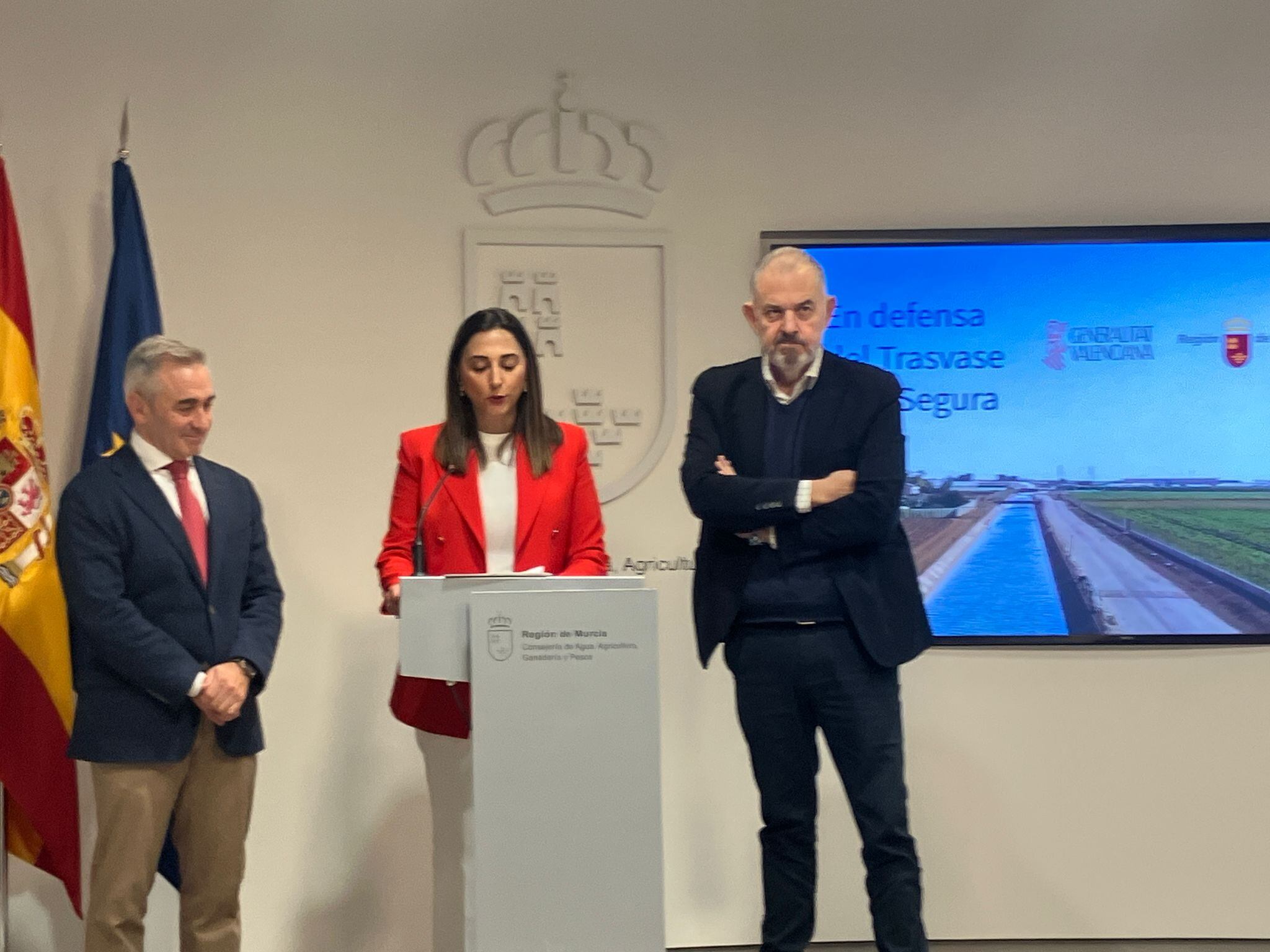 La consejera de Agua, Agricultura, Ganadería y Pesca de la Región, Sara Rubira, junto el conseller de Agricultura, Agua, Ganadería y Pesca de la Generalitat Valenciana, Miguel Barrachina, y el presidente de Scrats, Lucas Jiménez,