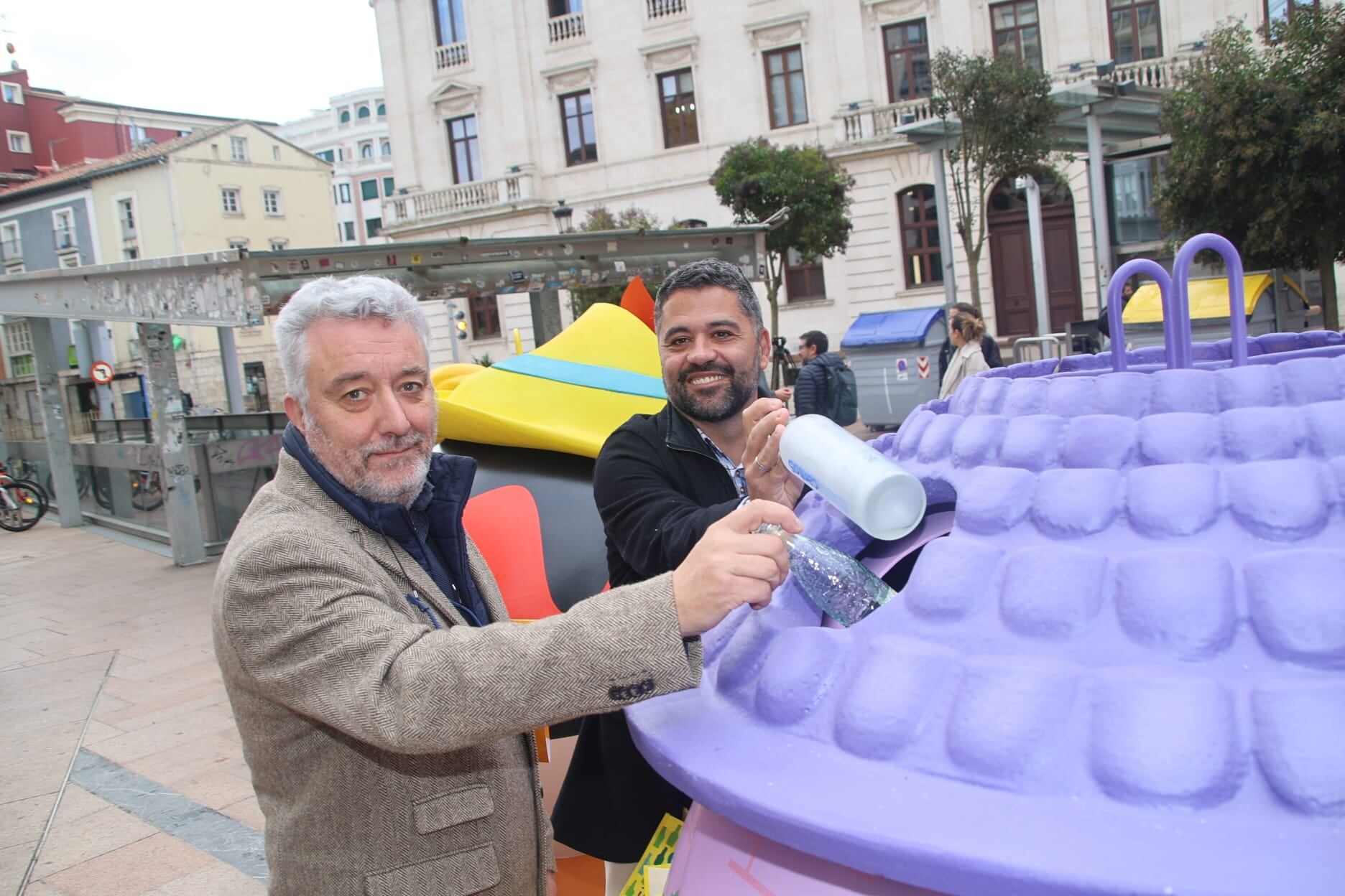 Carlos Niño, concejal de Medio Ambiente, junto a José Carlos Agustina, gerente de Ecovidrio en Castila y León, usando uno de los contenedores iglús instalados en la Plaza de Santo Domingo. / Foto: