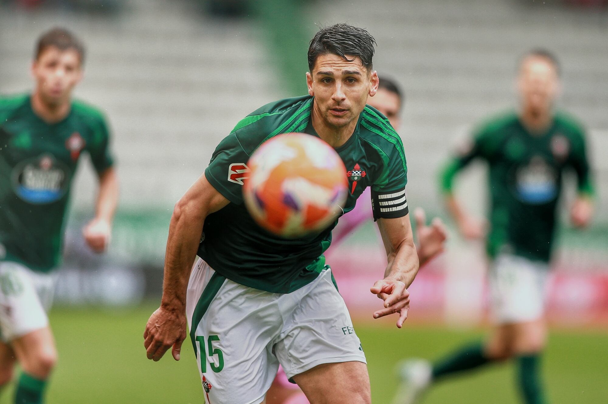 David Castro, ante el esférico en una jugada del Racing-Eldense en A Malata (foto: Mariño para Cadena SER)