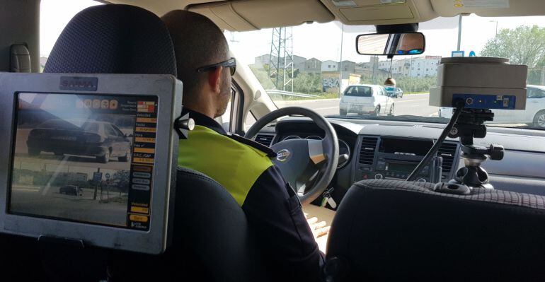 Un policía local de Jaén durante uno de los controles de velocidad.