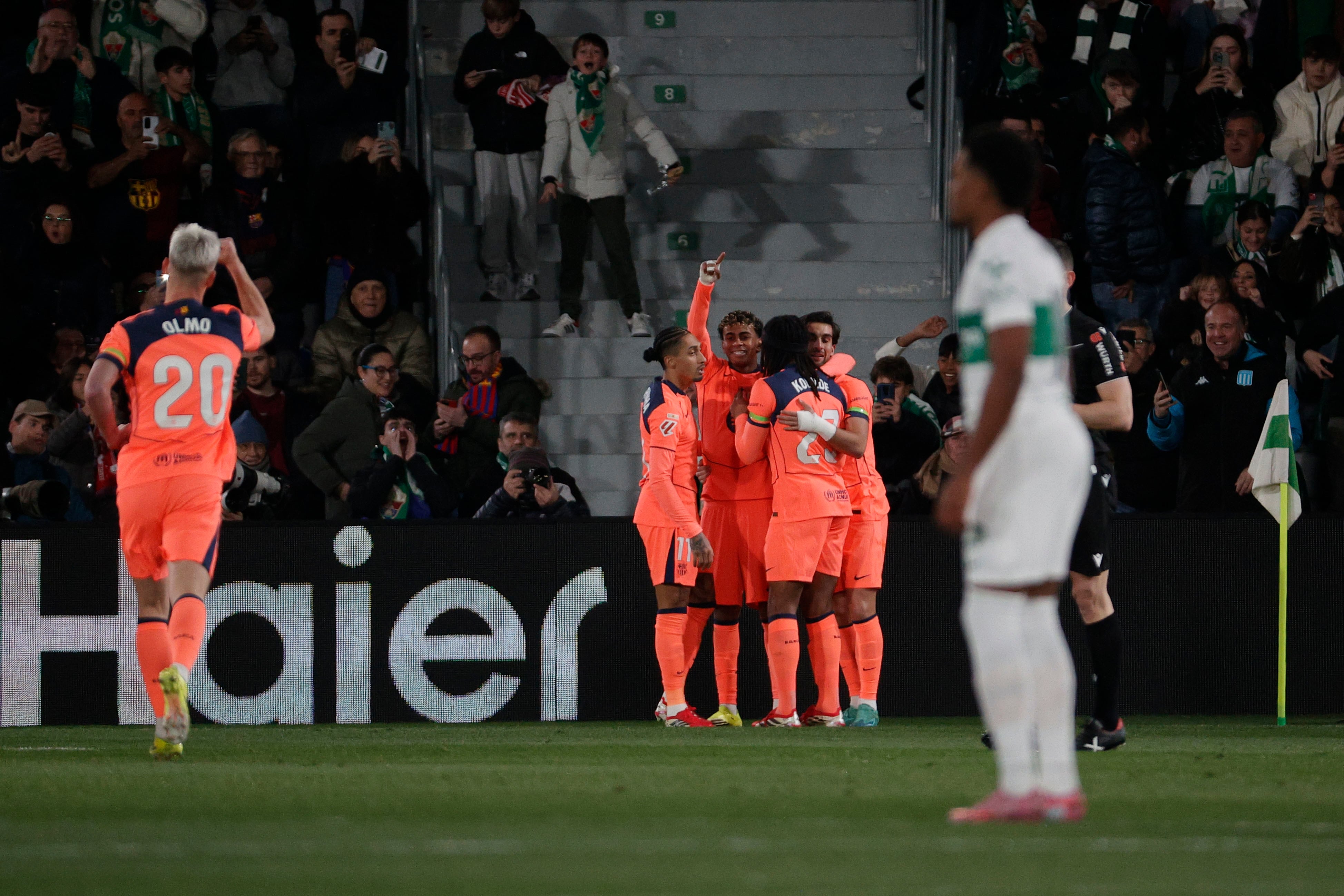 Lamine Yamal celebra junto a sus compañeros tras marcar el 0-1 durante el encuentro frente al Elche correspondiente a la jornada 22 de LaLiga EA Sports