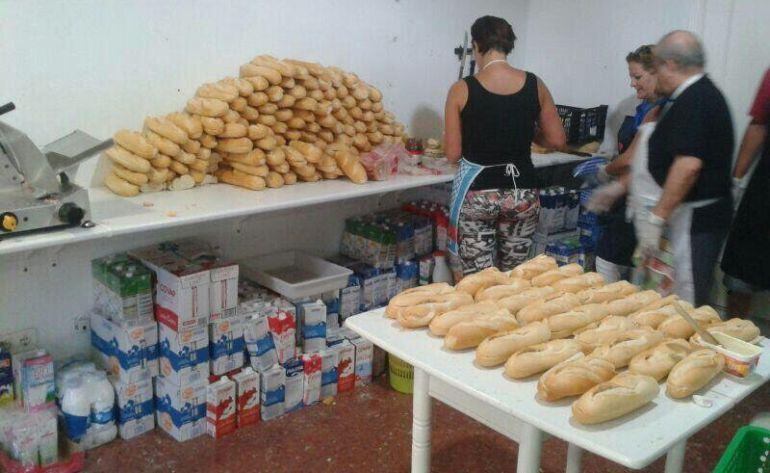 Varios voluntarios preparan los bocadillas que se reparten cada tarde a las puertas de la ONG "Corazones Malagueños"