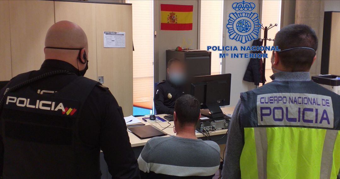 Se hace pasar por policía en estado de alarma y estafa 300 euros en Lorca