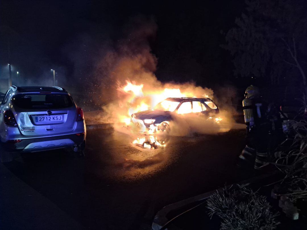 Vehículo calcinado en la avenida Fred Olsen.