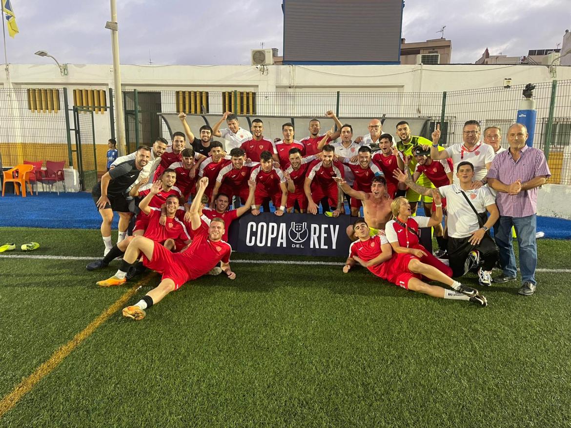 La plantilla del Deportivo Murcia festejando su pase de ronda tras ganar al Melilla CD