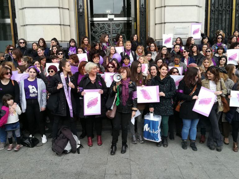 200 periodistas se concentran en la Plaza de España de Zaragoza para reivindicar sus derechos