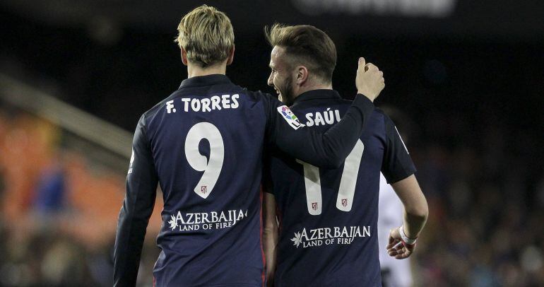 Torres y Saúl celebran el gol del Niño en Mestalla