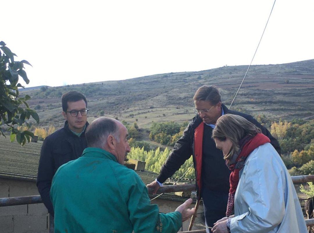 Parlamentarios populares en un huerto de la provincia.