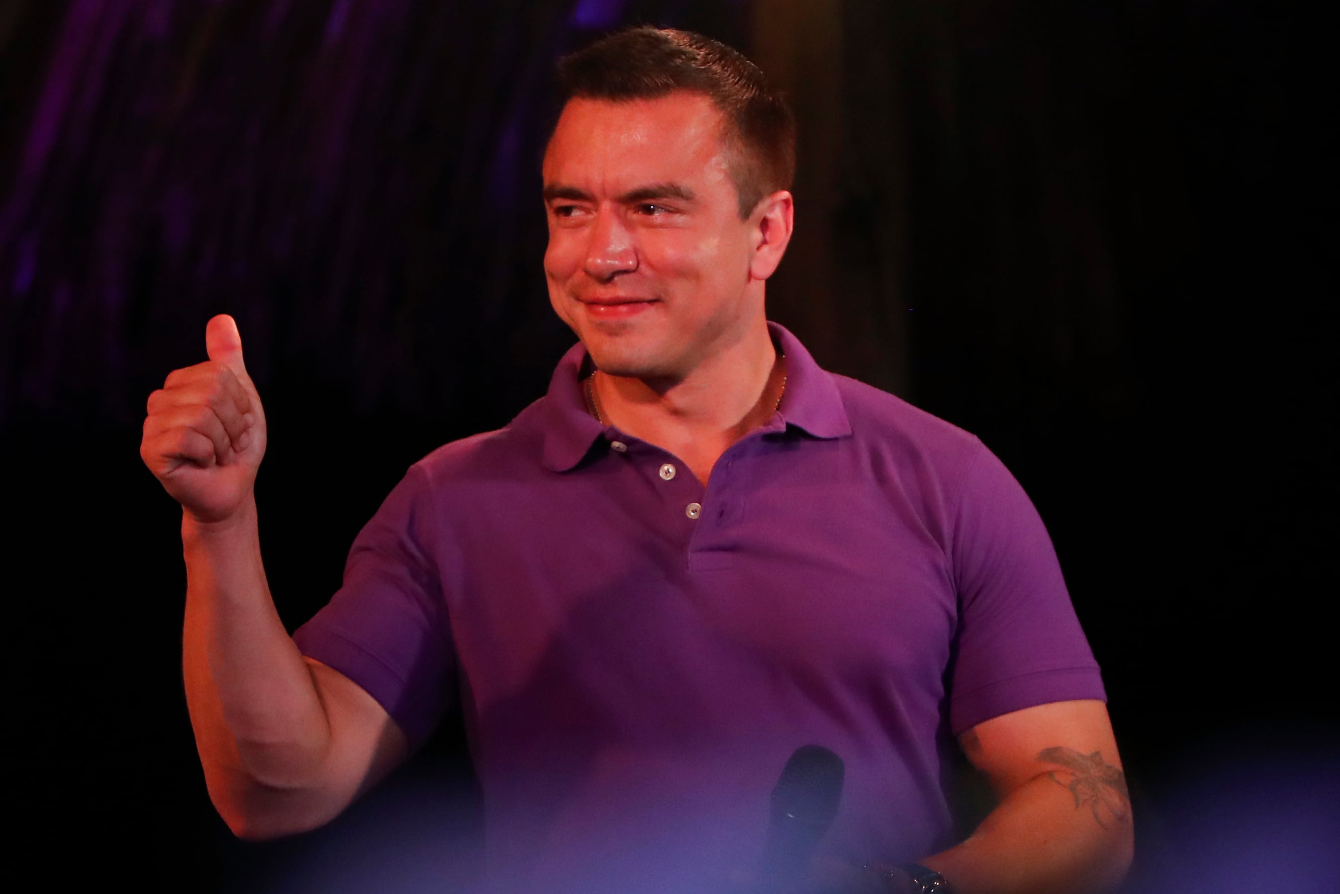 El presidente de Ecuador y candidato a la reelección, Daniel Noboa, celebra luego de conocer los resultados electorales este domingo, en Olón (Ecuador).