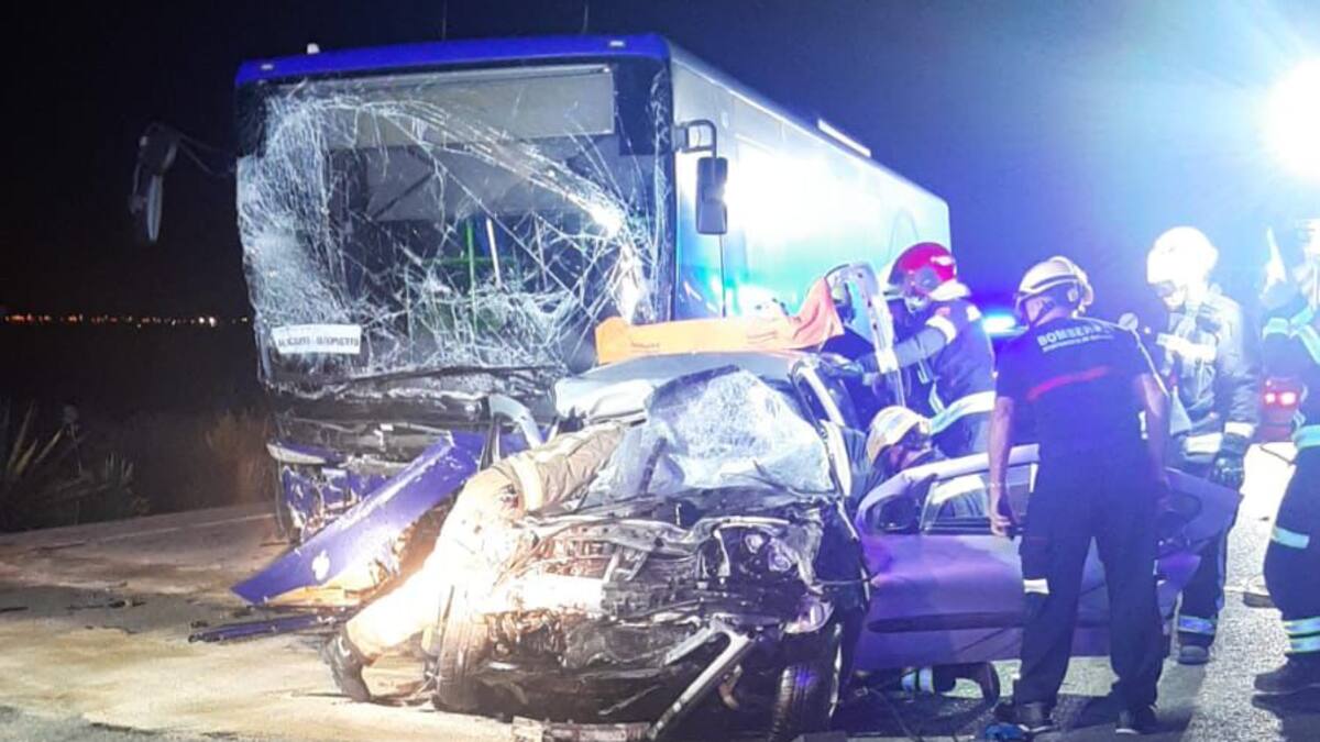Los bomberos excarcelan en Alicante a una joven atrapada tras chocar frontalmente su turismo contra un autobús