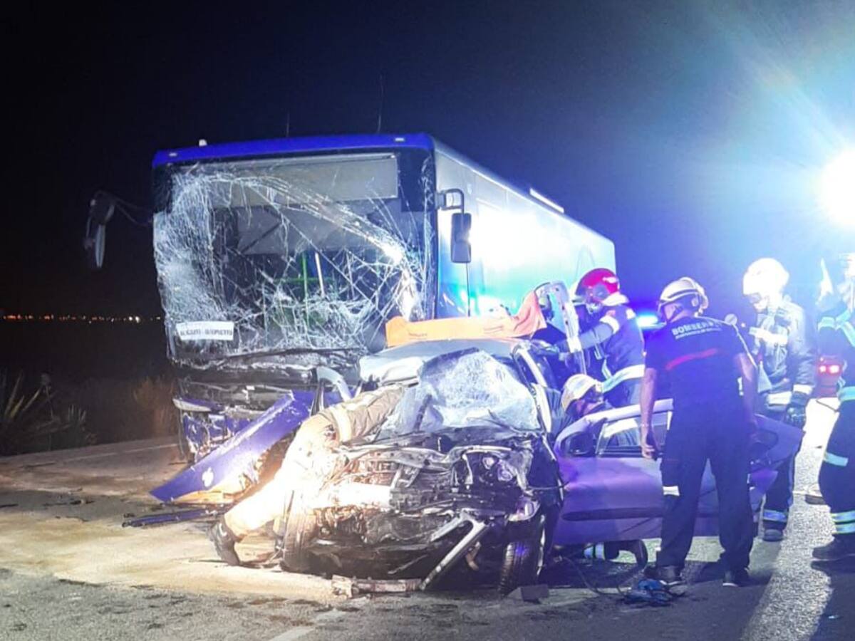 Los bomberos excarcelan en Alicante a una joven atrapada tras chocar frontalmente su turismo contra un autobús