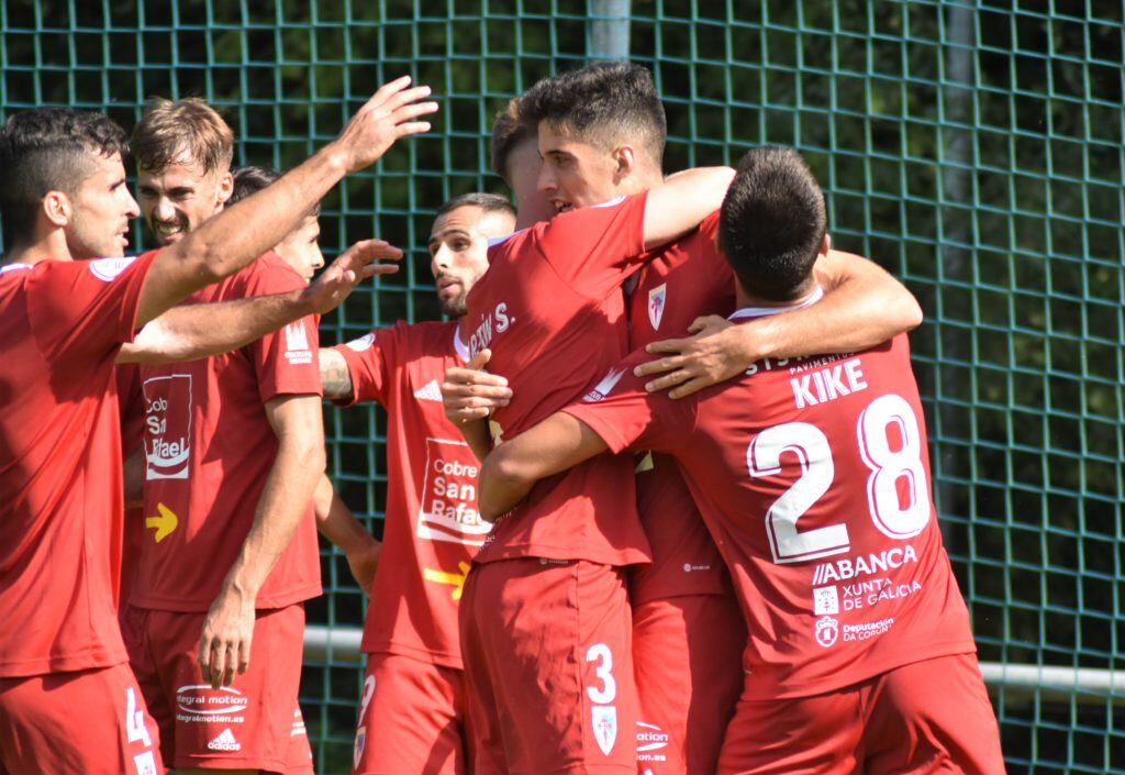 Darío es felicitado por su gol ante el Vetusta