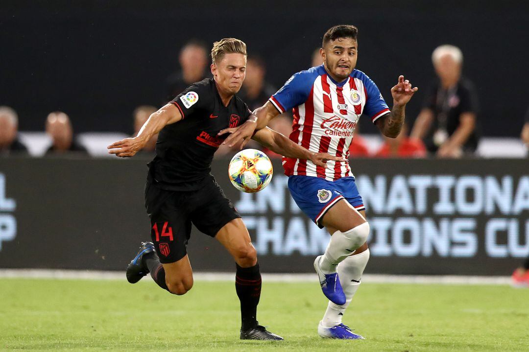 Marcos Llorente pelea un balón ante un jugador del Chivas.