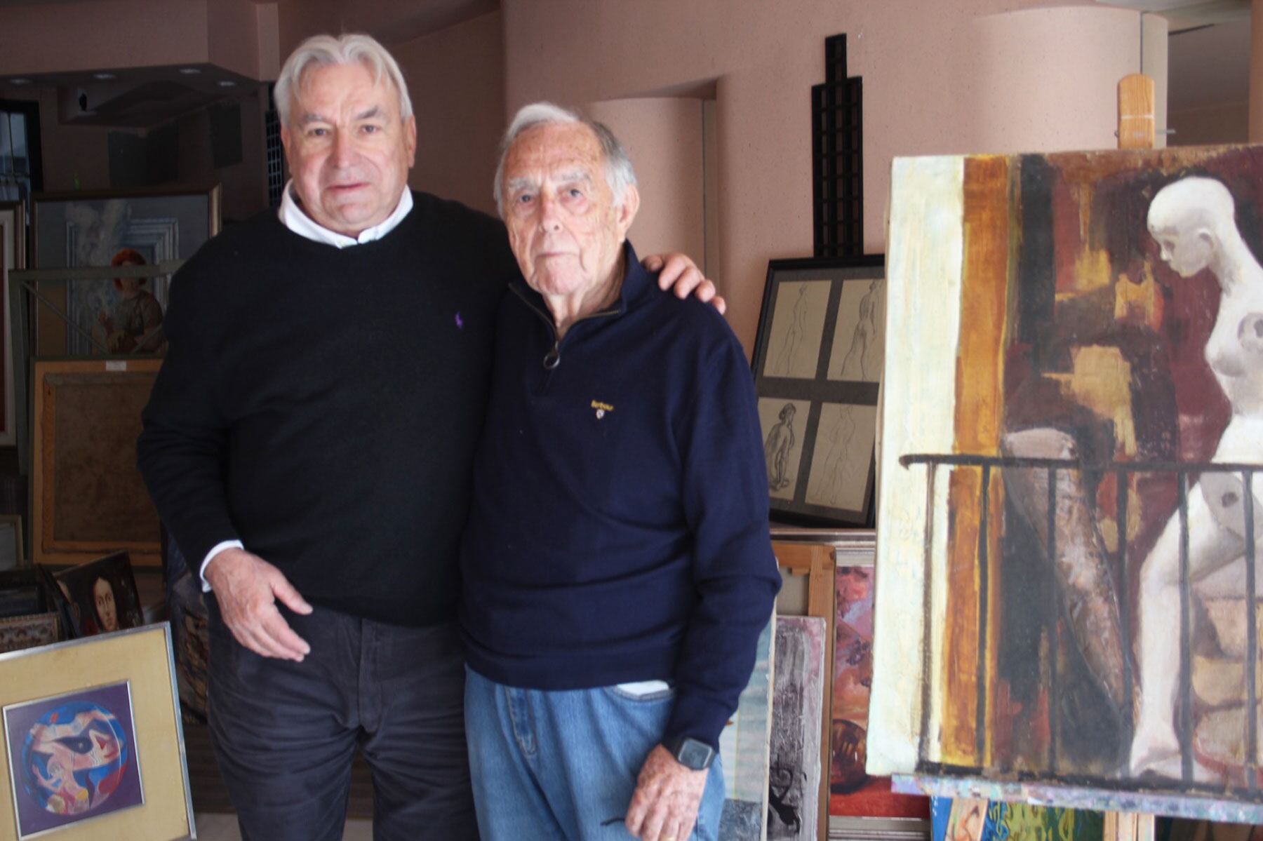 Alfonso Saura junto al crítico de arte, bibliotecario del Circulo Industrial y comisario de la exposición, José Luis Antequera. Foto: Círculo Industrial