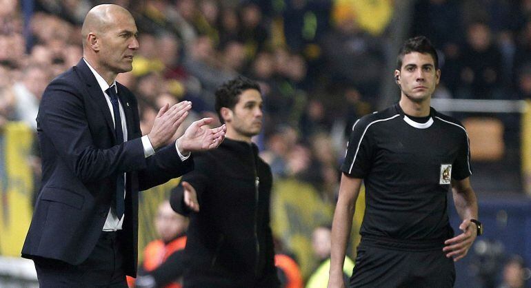 El entreandor del Real Madrid Zinedine Zidane, durante el partido de la vigésimo cuarta jornada de Liga entre el Villarreal y el Real Madrid.