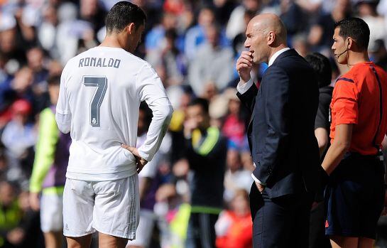 Cristiano conversa con Zidane en el partido ante el Eibar.