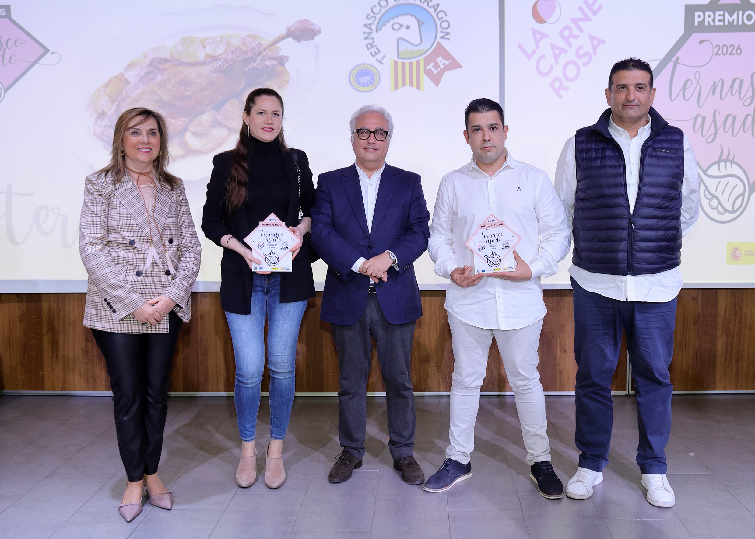 Premiados y autoridades en el concurso del Mejor Ternasco asado de Aragón