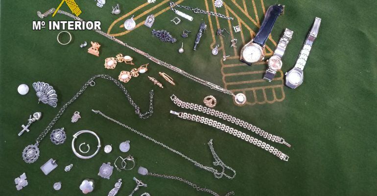 Objetos recuperados tras detener a las dos personas en Torredonjimeno.