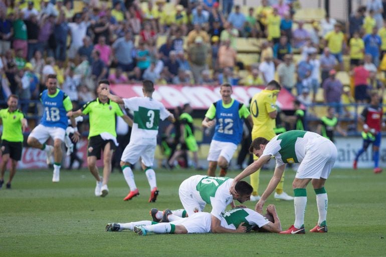 Los jugadores del Elche CF celebran el ascenso a Segunda División, un año después de su descenso tras superar en la tercera y última eliminatoria de la fase de ascenso al filial del Villarreal.