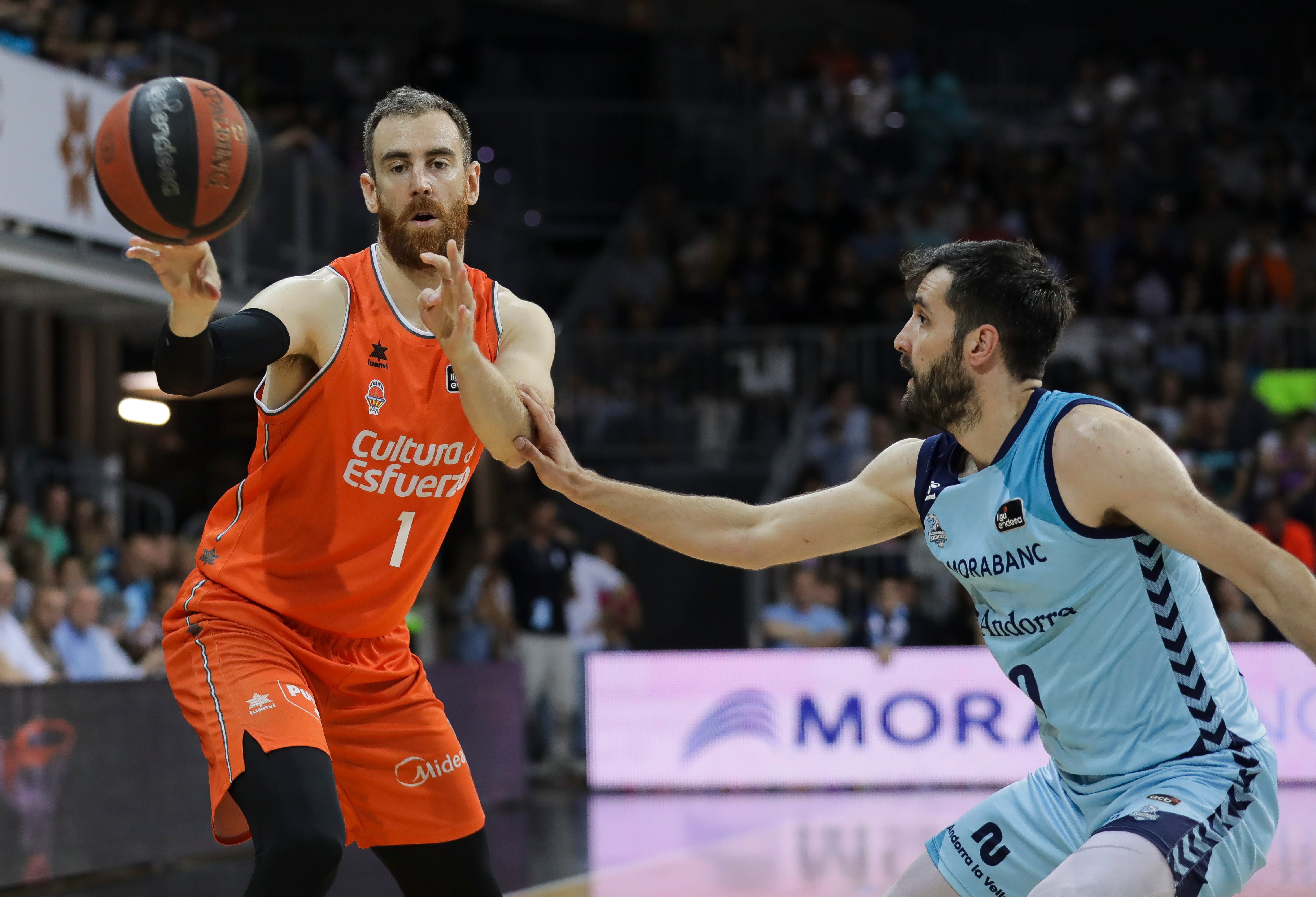 Víctor Claver (i), aler del Valencia Basket, assisteix a un company davant Mihajlo Andric, ala pivot del MoraBanc Andorra, durant el partit de la darrers jornada de la Lliga Endesa que s'ha disputat aquest diumenge al Polisportiu d'Andorra.