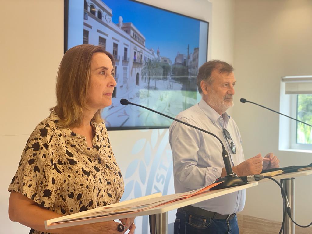 La concejala de Educación, María José Martínez, junto al Director General de FP, Manolo Gomicia