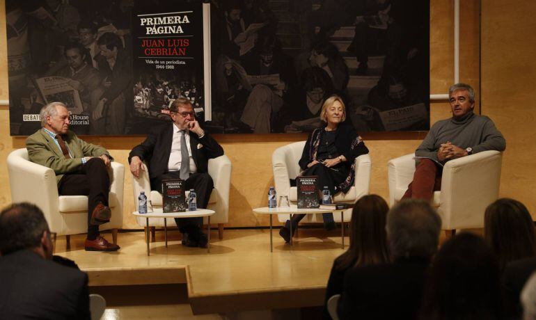 De izquierda a derecha, José álvarez Junco, Juan Luis Cebrián, Soledad Puertolas y Carles Francino, durante la presentacion.