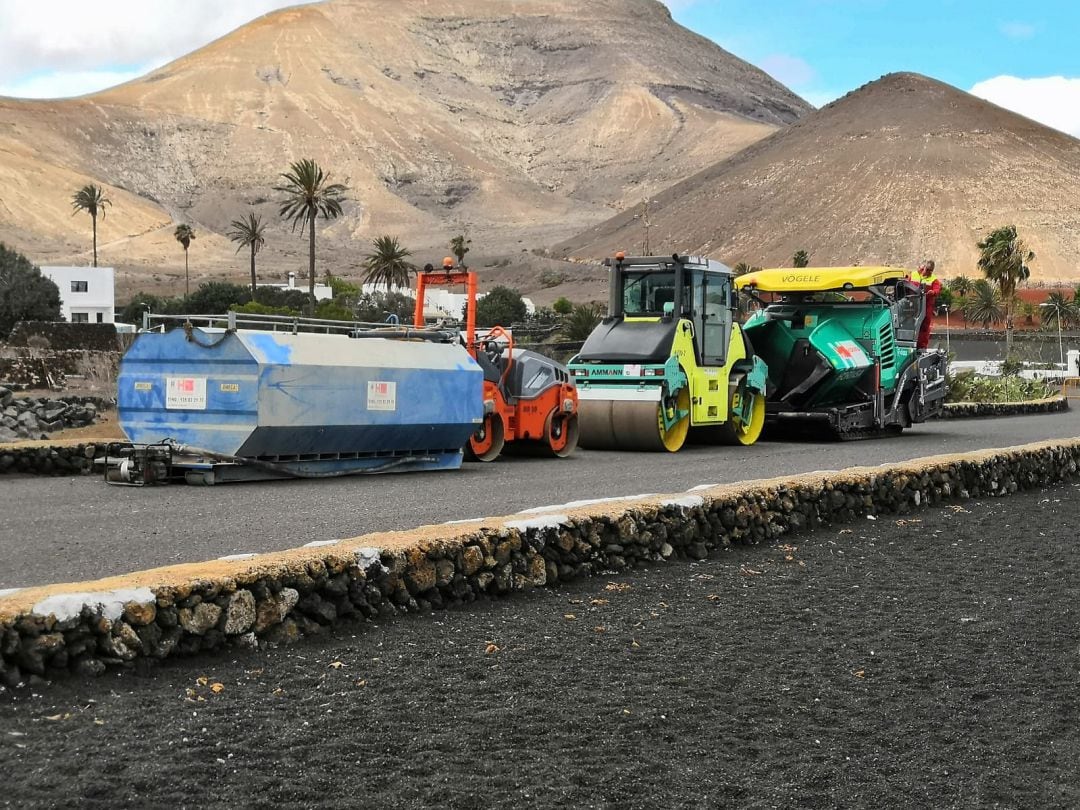 Máquinas listas para trabajar en la calle La Orilla de Yaiza.