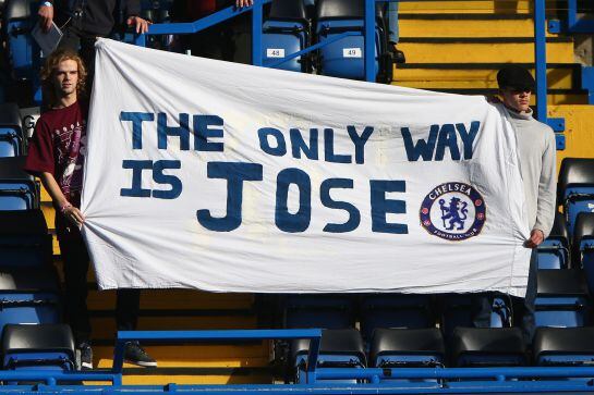 Pancarta de apoyo a Mourinho en las gradas de Stamford Bridge, &quot;el único camino es Mourinho&quot;