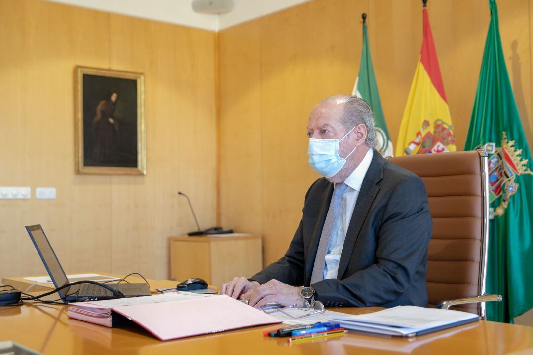 Fernando Rodríguez Villalobos presidiendo el Consejo Rector Telemático