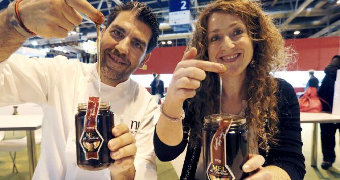 El cocinero Paco Roncero junto a la presidenta del Consello Regulador de la Miel de Galicia, María Ester Ordóñez, tras el taller &quot;Miel de Galicia, la joya gastronómica de la Cocina&quot;, en la XXVII edición del Salón de Gourmets.