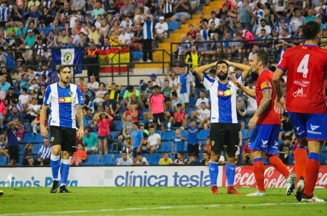 Carlos Martínez se lamenta ante la mirada de Adrián