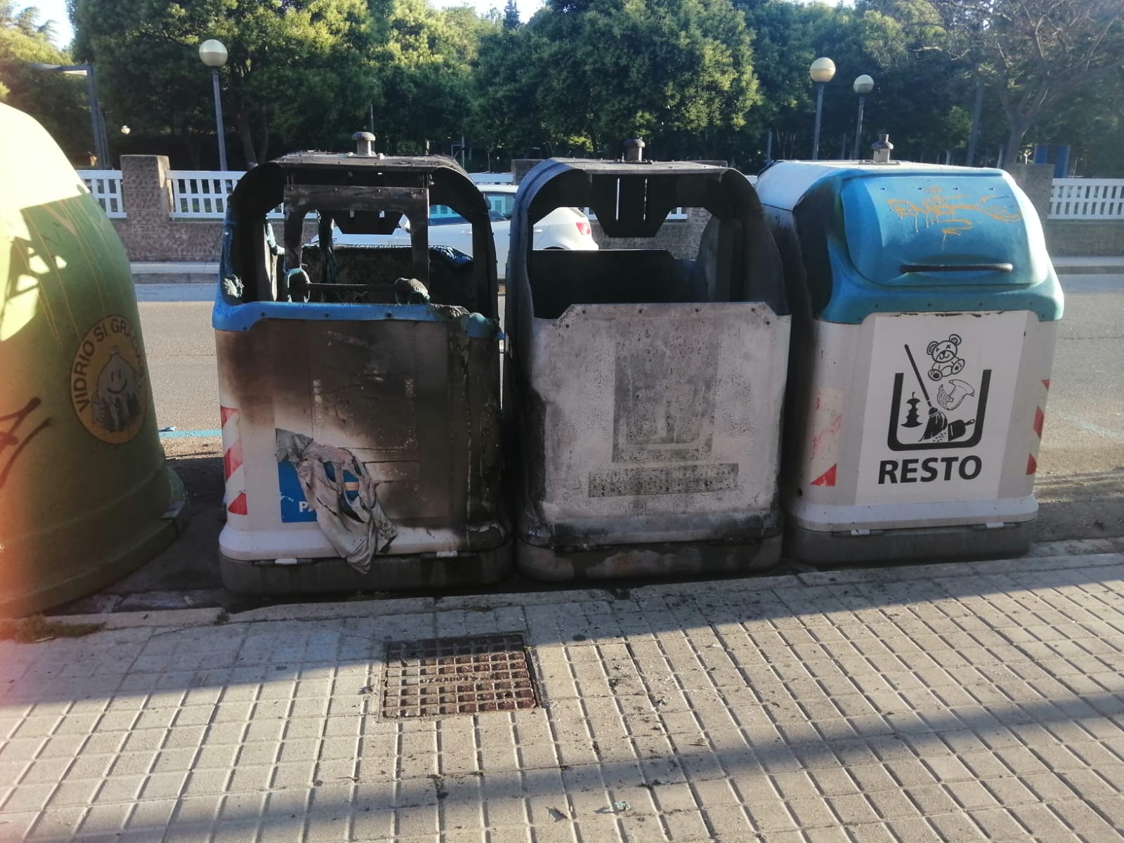 Contenedores quemados en la calle Vicente Campo