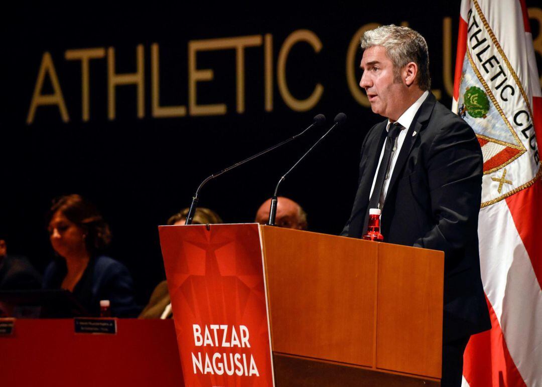 El presidente del Athletic de Bilbao, Josu Urrutia interviene en la General Ordinaria del equipo, cita anual de la entidad bilbaína con sus socios compromisarios