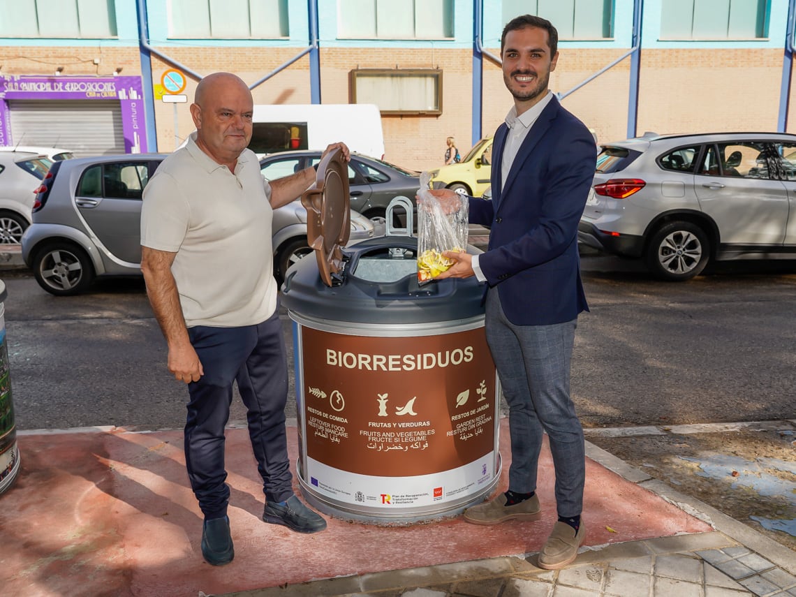 Presentación de los nuevos contenedores de biorresiduos en Torrejón de Ardoz.