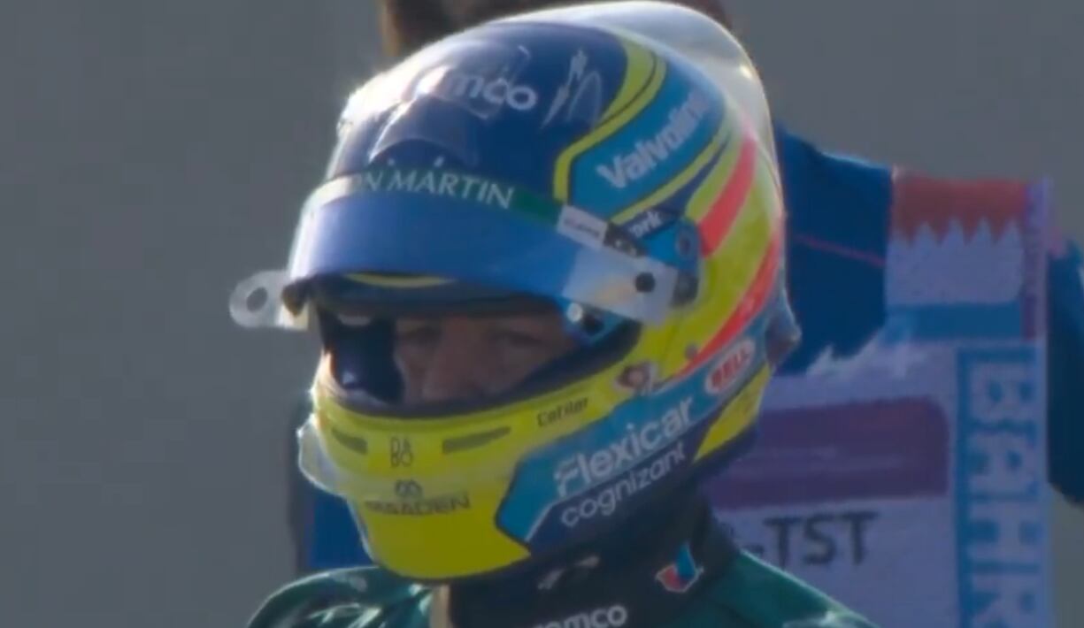 Fernando Alonso, tras quedarse parado el AMR26.