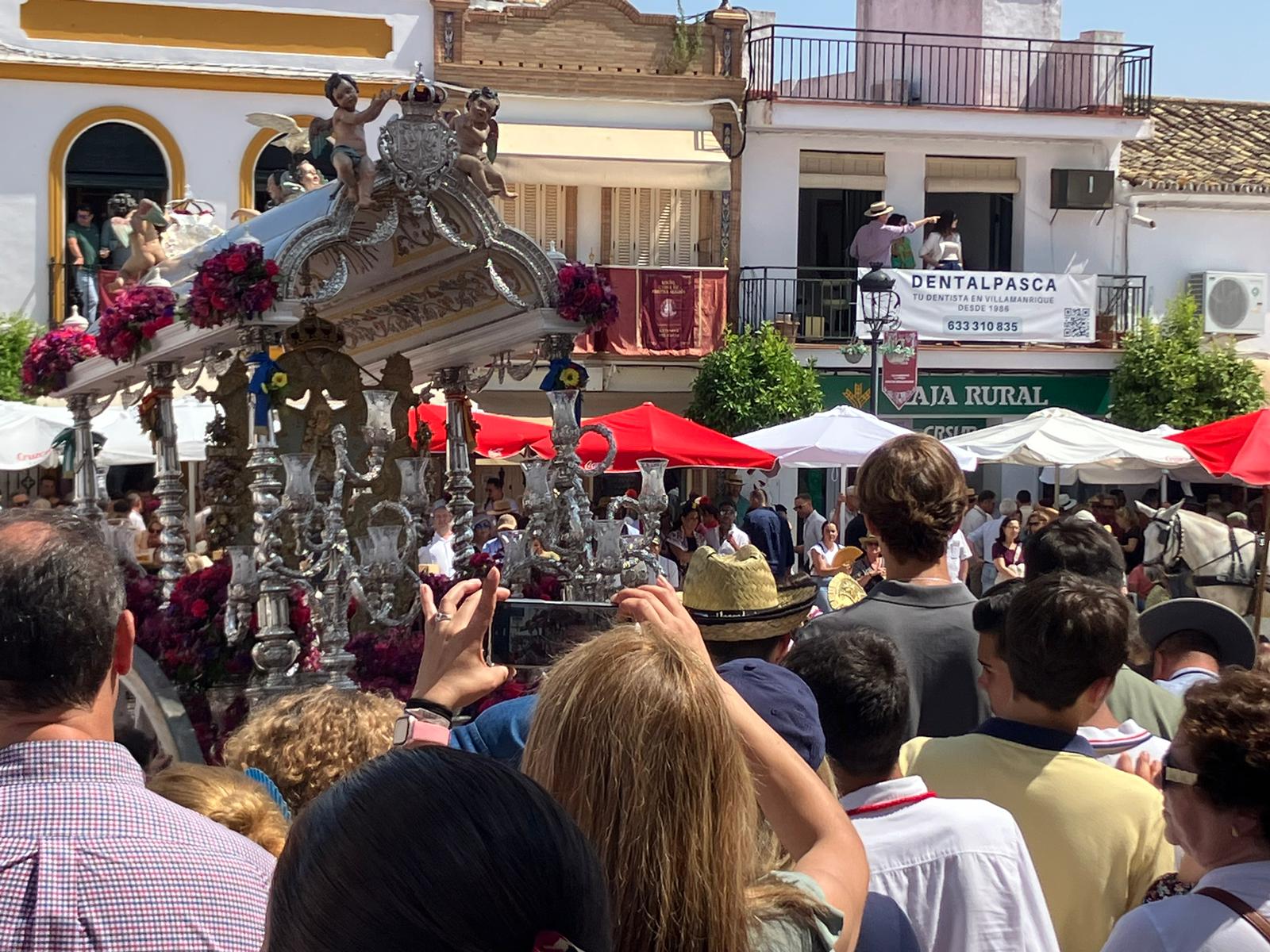 Morón de la Frontera ha sido otra de las hermandades rocieras que han discurrido este jueves por Villamanrique de la Condesa