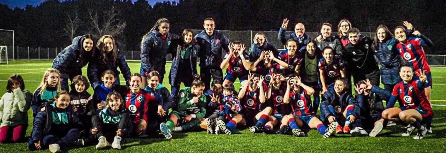 La SD Huesca Femenino celebra un triunfo  que le aleja del descenso