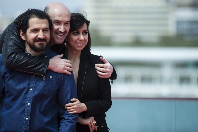 Jorge Torregrosa con Javier Cámara y Carmen Ruiz, equipo de 'La vida inesperada'