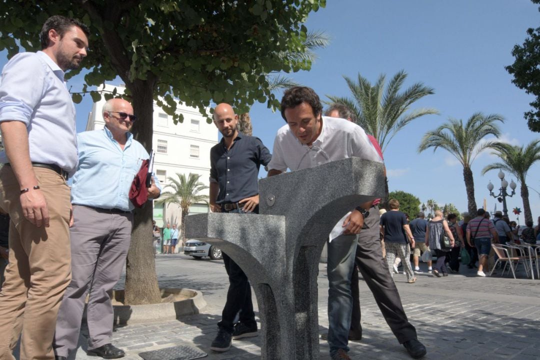 El alcalde de Cádiz, José María González, bebe de un nuevo modelo de fuente de agua pública