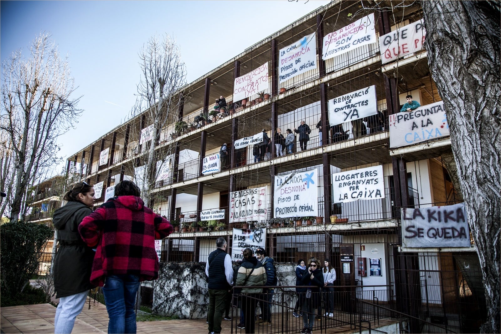 Protestes dels veïns d&#039;un bloc de Salou per aturar el desnonament de la Kika.