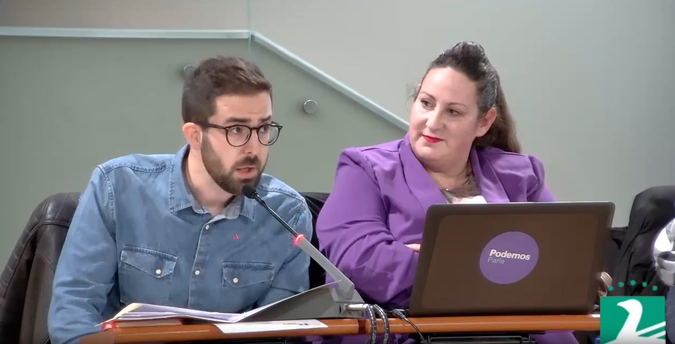 Álvaro Gómez, de IU, y Carla E. Valero, de Podemos, durante un tenso Pleno en Parla en el que se lanzaron diferentes acusaciones