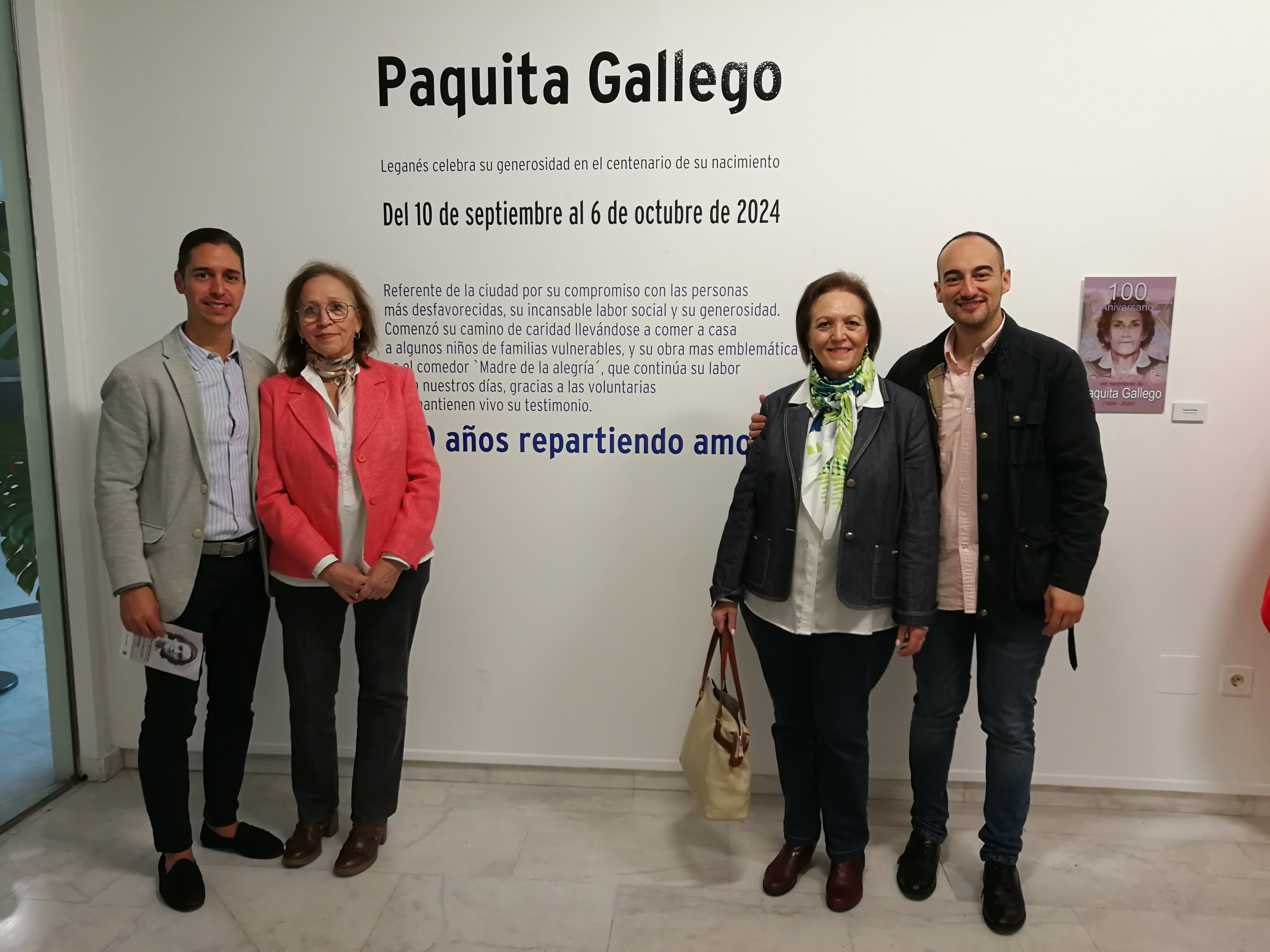 Jesús Rodríguez, concejal de Servicios Sociales de Leganés; Mai Ordóñez, hija de Paquita Gallego; Nines Ordóñez, hija de Paquita; y Lorenzo Cuadrado, comisario de la exposición, en la muestra sobre la vida de Paquita Gallego