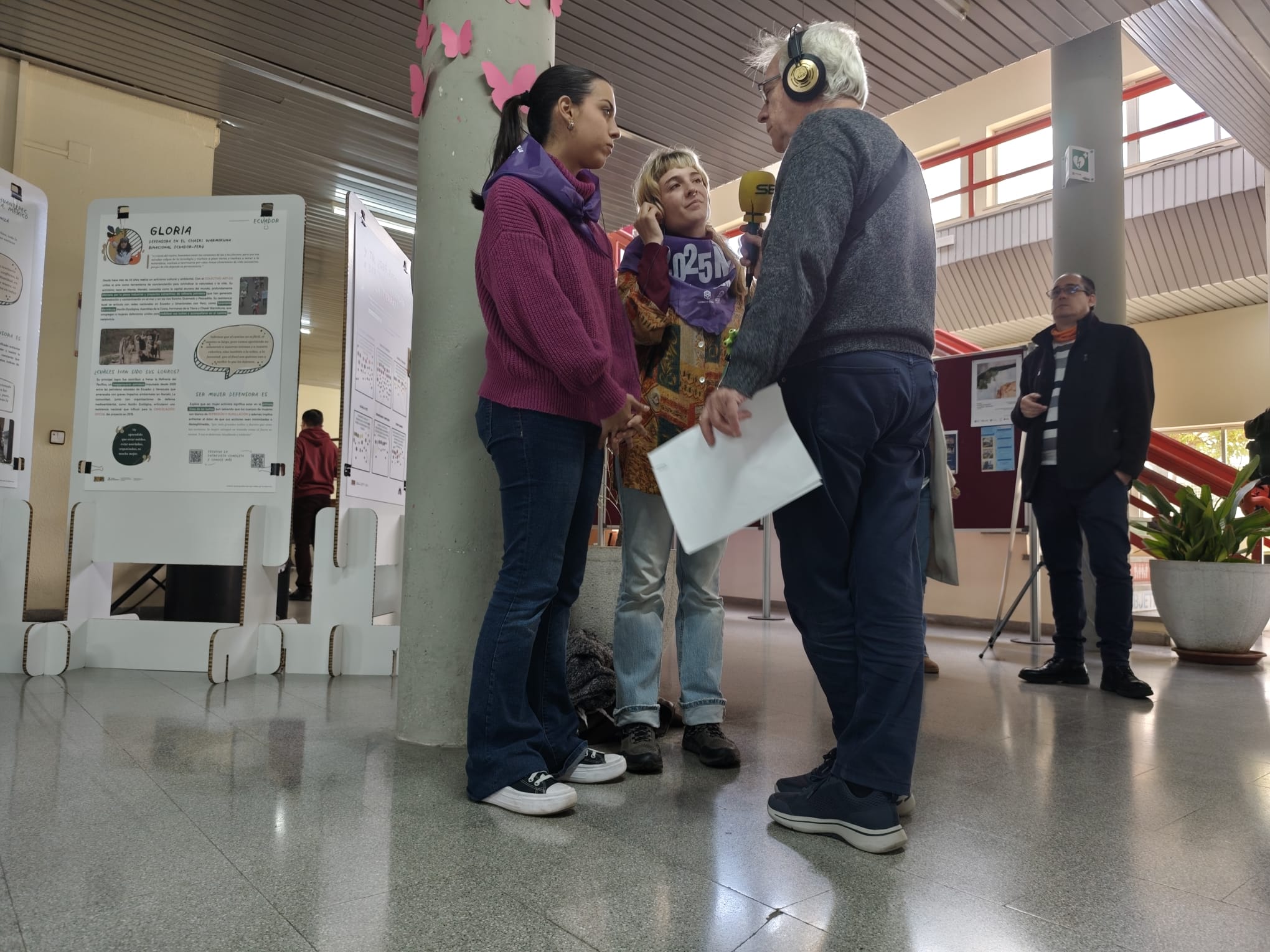 Ramón Medina entrevista a estudiantes .Especial Hoy por Hoy Córdoba desde la Facultad de Ciencias de la Educación y Psicología con motivo del 25N